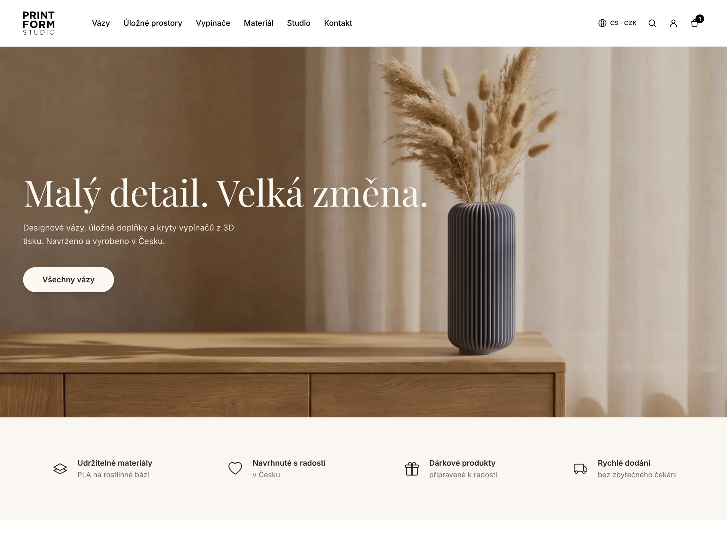 Úvodní stránka e-shopu Print Form Studio s vázou a nadpisem Malý detail. Velká změna.